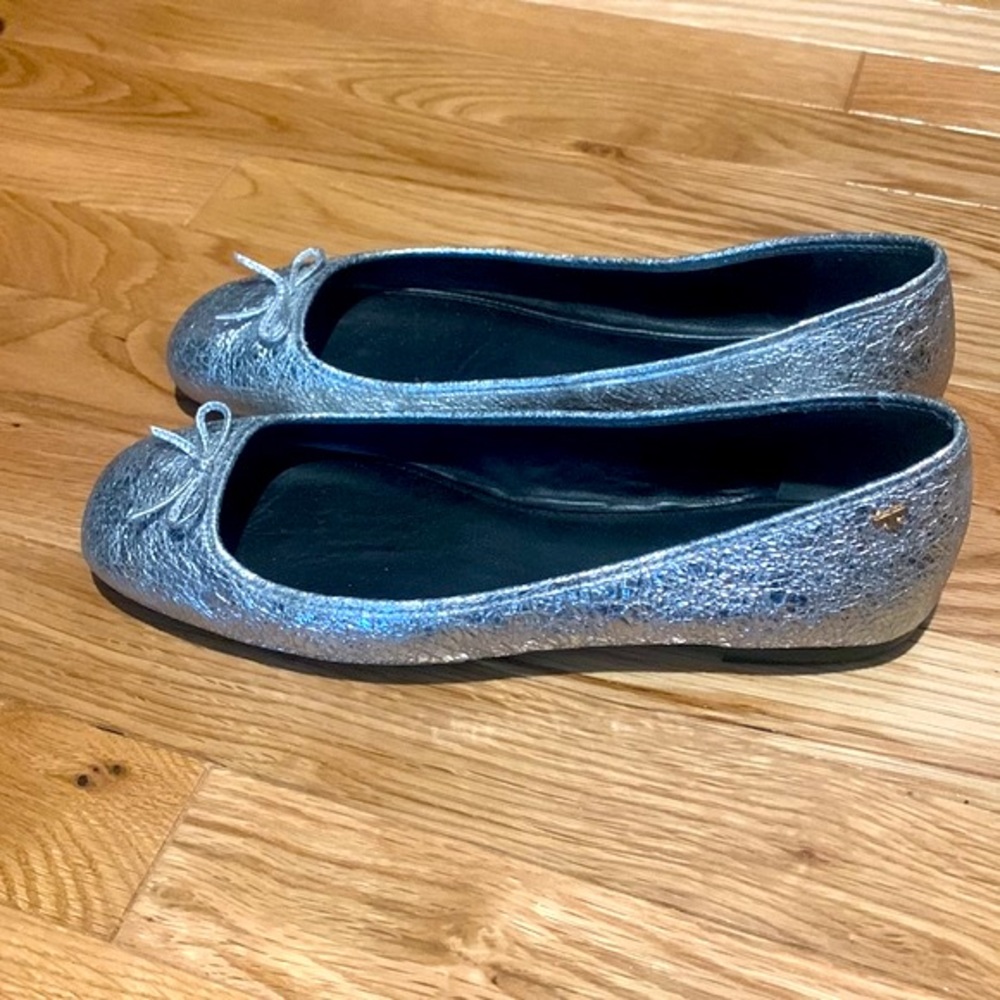 Like New! Tory Buch Laila driver ballet in metallic crinkle silver. w/box